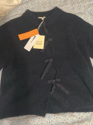 Svart kofta med rosettknäppning - Helt ny kofta från Gina! Super snygg och passar verkligen till allt! Nypris 250, säljer för 170🥰