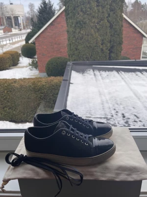 Mörkblåa lanvin uk6 med glans  - Säljer dessa lanvins i storlek uk 6! Otroligt snygga och passar till allt! Allt tillbehör på sista bilden medföljer!! Hör gärna av er med frågor så svarar jag så snabbt jag kan!!🤩