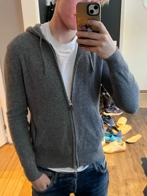 100% Kashmir zip hoodie - Riktigt snygg zip hoodie i 100% Kashmir och väldigt bra skick. Tveka inte me frågor o kolla in mina andra plagg!! Storleken är även S men sitter mindre