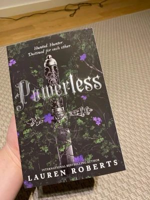 Powerless av Lauren Roberts - Säljer pocketboken 'Powerless' av Lauren Roberts. Sprillans ny och oläst! Verkligen så bra och säljer då jag redan har ett exemplar. 