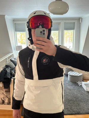 Sail Racing anorak  - En anorak från Sail Racing som jag använt som skidjacka. Köptes för 3 år sedan på stadium outlet, nypris 4000kr. Storlek L, jag är 190cm och ca 93kg. 
