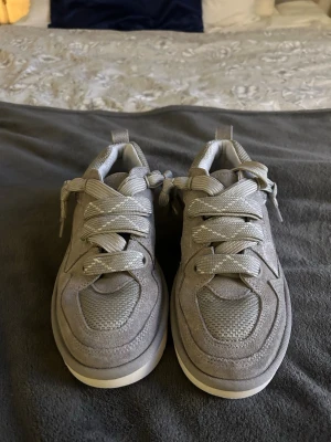 Ugg Lowmel Campfire  - Storlek: 40  Märke: UGG Färg: Grå  Skick: Använda fåtal gånger därav ett mycket fint skick. Har inte kommit till användning.  Kan skickas med original förpackning om så önskas.   Mycket snygga! Perfekt till värdrer där ute nu. Köptes för 2399. Priset går att diskutera! 🤗🩶🤍