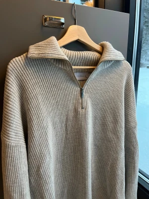 Grå ribbstickad half zip-tröja Topman strl L - Grå ribbstickad quarterzip från Topman i storlek L
