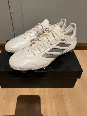 Adidas Copa Pure 3 Elite - Säljer ett helt nya par Adidas Copa Pure 3 Elite i storlek 39 1/3. Skorna är endast testade inomhus men aldrig använda. Adidas taggen sitter kvar på skorna och skopåse medföljer.