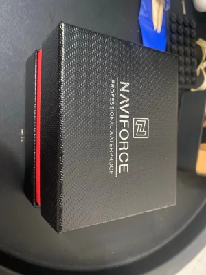 Svart fyrkantig klocka från Naviforce - Snygg svart klocka från Naviforce med fyrkantig urtavla och flera mindre urtavlor för extra funktioner. Klockan har en robust design med tydliga vita markeringar och svart armband. Levereras i originalförpackning med garanti och instruktionsbok.