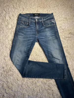 Replay Anbass Hyperflex - Blåa Replay Anbass Jeans • W 29 L 32 • Byxorna är i väldigt bra skick • Perfekta till våren • Priset kan diskuteras • Hör av dig kring funderingar!