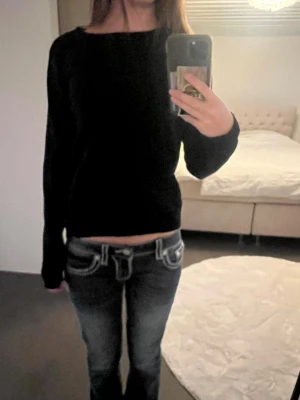 Svart stickad tröja - Jättefin svart stickad tröja från vila💕 Nypris 300kr🫰Säljer även i andra färgen!!