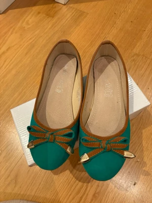 Gröna ballerinaskor  - Snygga gröna ballerinaskor med bruna detaljer🌟🌟🌟 endast använda en gång ❤️