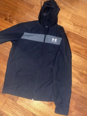 Under armour jacka svart/grå storlek M - PRIS KAN DISKUTERAS. Under armour jacka används inte har bytt stil och den är lite stor bara använd några gånger