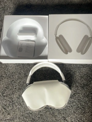Apple AirPods Max vita hörlurar - Snygga vita Apple AirPods Max med smart case. Over-ear design med mjuka öronkuddar och metallbyglar. Kommer i originalförpackning. Perfekta för musik, gaming eller film med grym ljudkvalitet och stilren look.