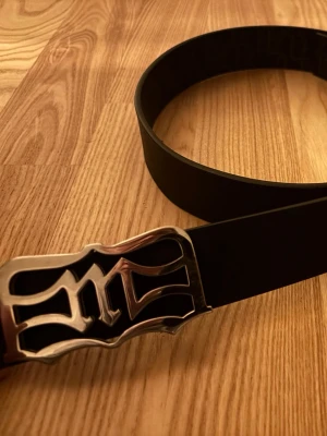 Demont - Riktigt nice Demont bälte från ett av deras tidigare drop, detta finns ej att köpa nytt längre. Man kan vända på bältet för att antingen ha ett snyggt mönster eller helt svart om man vill det. Det är i mycket bra skick då det sällan kommit till användning. Skriv för frågor eller fler bilder! Pris kan diskuteras!