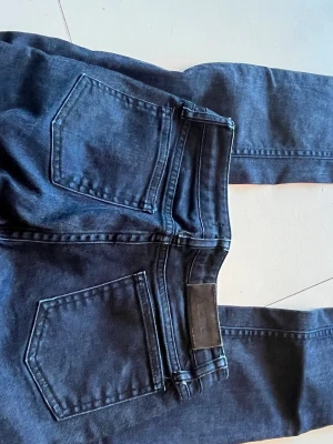 Mörkblå jeans från Acne Studios - Snygga klassiska skinny jeans från Acne Studios med femficksdesign och raka ben. Mörkt blå färg som går mot svart/grått (något mörkare än på bilderna). Endast använda ett fåtal gånger. 