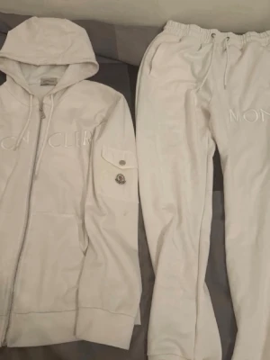 Vitt Moncler loungewear-set - Knappt använd riktigt snygg och jätte sällsynd