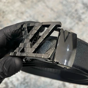 Läderbälte med automatiskt spänne – justerbar längd  - 📏 Storlekar: 130 cm & 135 cm Kan enkelt klippas i änden för perfekt passform.  🧵 Design: • Texturerat läder för en klassisk look • Slät läderfinish för en stilren, minimalistisk känsla (Bilder kan skickas vid intresse)  🔒 Automatiskt spänne: Smidigt klicksystem på insidan som sitter stadigt och enkelt justeras. Ger ett elegant och minimalistiskt uttryck.  🎨 Välj din logga: Flera loggor finns – välj din favorit. kolla min profil för alla alternativ 😊  📦 Snabb leverans 💬 Frågor? Hör av dig!