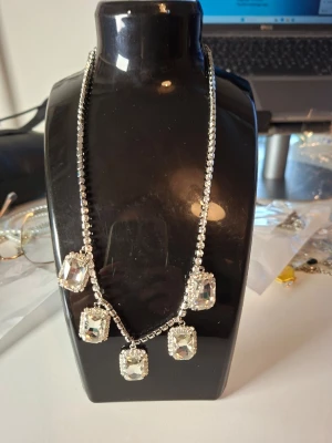 Silverfärgat halsband med stora stenar - Fler fina accessoarer finns på min profil 💍  More exquisite accessories on my profile listings.