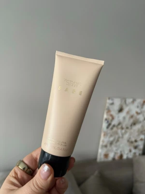 Victoria's Secret Bare bodylotion - 100 ml bodylotion från Victoria secret i doften bare. Endast testad så nästan full. Försökte visa på bild 3. 
