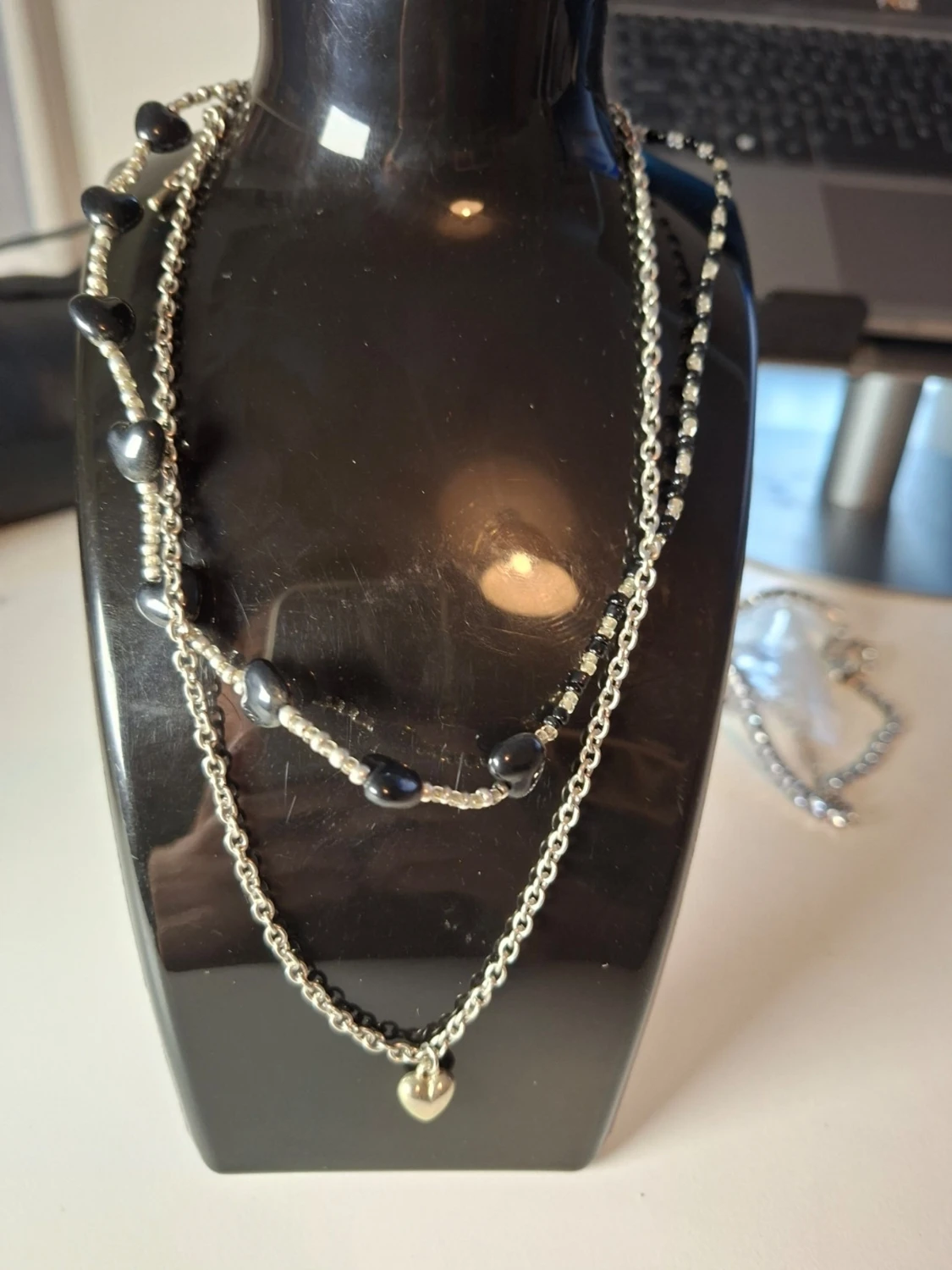 Silverfärgat halsband med svarta pärlor