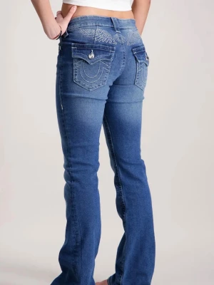 True Religion jeans  - Säljer ett par superfina blå jeans från True Religion i modellen BECCA(bootcut).Det står att jeansen är midwaist men på mig sitter dem lowwaist. Midjemått: 35 cm. Original pris 1500kr