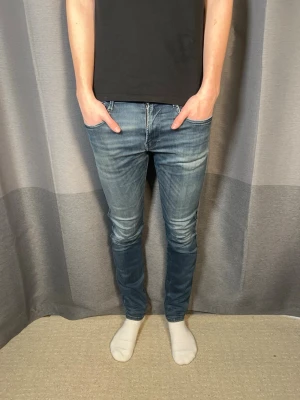 Replay anbass jeans - Tja!| Säljer detta paret feta jeans från Replay!| Modell:Anbass!| Kontakta mig vid minsta fråga!| Pris alltid diskuterbart!| //Nils- R:saknas på bakfickan, därför billigare pris! Men annars är dem riktigt fina!