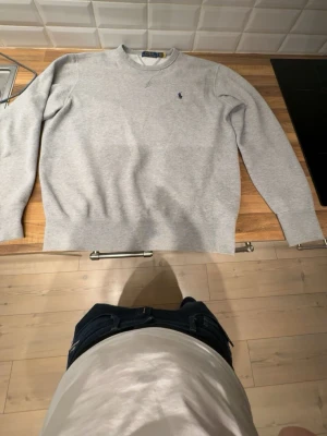 Grå sweatshirt från Polo Ralph Lauren - ✅givetvis äkta✅Säljer en stilren grå och sweatshirt från Polo Ralph Lauren i storlek S. Tröjan är i helt ny skick och solklart äkta. Säljer då den blev för liten för mig. Använd fåtal gånger! Hör av dig vid minsta lilla fundering. Pris ej hugget i sten vid snabb äffär.