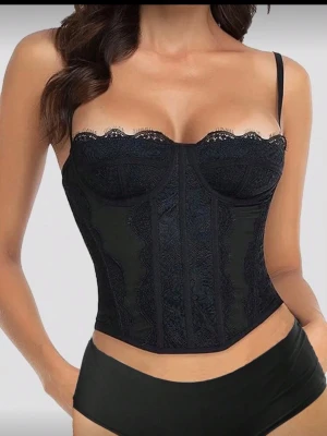 Spets korsett  - Spets korsett ifrån SHEIN storlek xs. Aldrig använd, små kupor så passar någon mer A-kupa. Skriv för mer bilder 🥰🤍