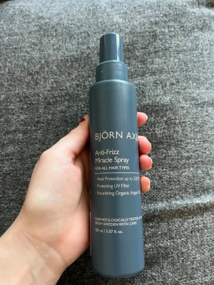 Leave in spray  - En leave in spray som endast är använd en gång. Mycket kvar, så inprincip ny!! Nypris: 145 kr 