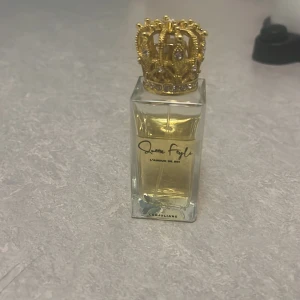 Queen feylis parfym - Queen feylis parfym som köptes för cirka 4 år sen, men har inte kommit mycket till användning. Bra kvalité och hög procenthalt av olja. Toppnoter: plommon, svenska äpplen, clementin. Hjärtnoter av körsbär och kokos. Basnoter av vanilj och trä.