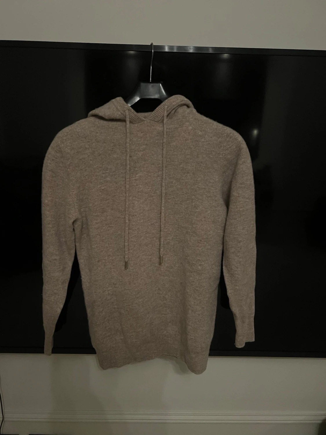 Beige stickad hoodie med huva