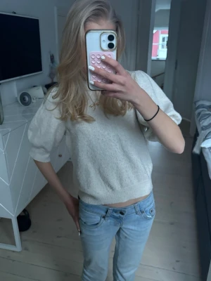 Krämvit stickad trekvartströja med puffärm - Säljer en jättegullig och trendig kräm/gräddvit stickad trekvarts tröja med söta puffärmar🌸 den är även så fin till ett par shorts, perfekt nu till sommar och vår! Skön basic tröja men ändå fin om man vill piffa upp det💓                                                 ▫️använd fåtal gånger                              skicka gärna prisförslag!