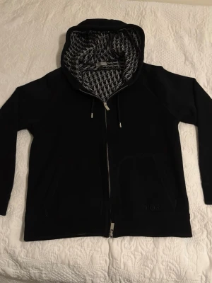 Svart tröja med monogram - Svart tröja med monogram på insidan