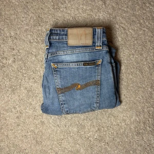 Nudie Jeans  - Tja! Säljer ett par Nudie jeans i storleken (26/34)- fast mer som 28/32-skick 8/10. Vid minsta lilla fundering hör av er!