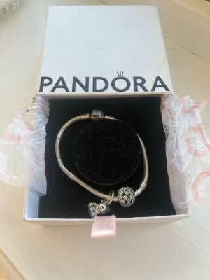 Pandora silverarmband med berlocker - Äkta Pandora armband inklusive 2 berlocker❤️ Orginal pris:armband: 650kr, katt berlock:450kr, glitter berlock:ca 400kr