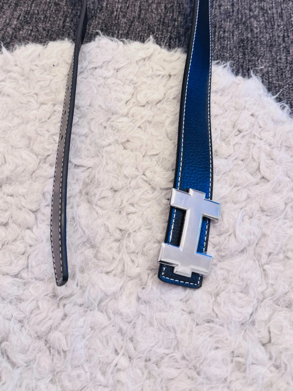 Svart skärp med silverfärgat H-spänne - 1