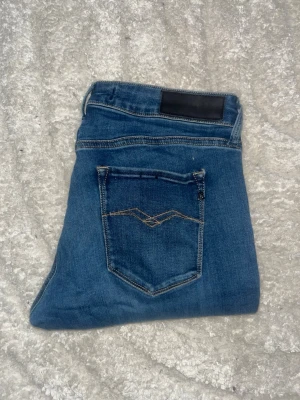 Replay jeans  - Blåa jeans från Replay som har en slim passfrom. Midja 38cm, längd 93cm. JAG SKICKAR EJ FLER BILDER NÄR JAG BÄR JEANSEN! för bättre inblick i passformen rekommenderar jag att googla på modellnamnet. För storleksguide kolla måtten noggrant då jeansen alltid kan vara uppsydda heller krympta och jag ej tar emot returer :) s6,4