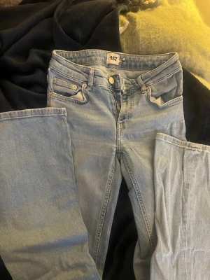 Ljusblå bootcut jeans från lager 157 - Säljer ett par ljusblå bootcut jeans från lager 157 med låg midja. Osäker på storlek men tror XS