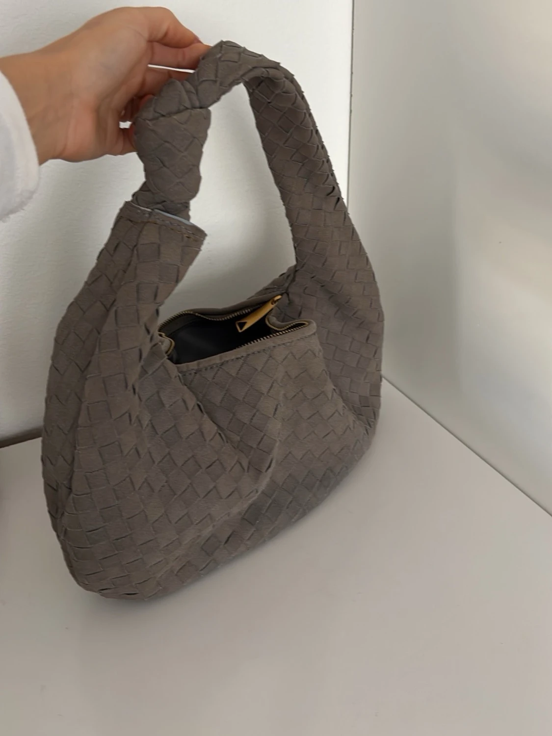 Flätad grå axelväska med knut - 2