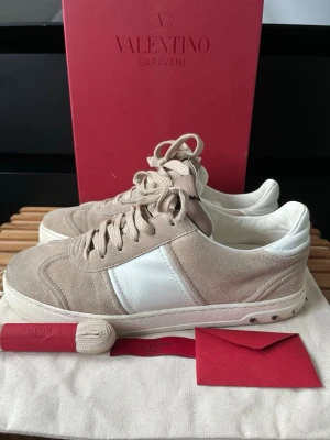 Valentino flycrew  - Tjena, säljer nu dessa riktigt snygga och populära valentino flycrewsen i bra skick, alla nitar är kvar varav en är en replacment nit, box, dustbag, kuvert och extra snören ingår, hör av er vid frågor och funderingar🙌🤝