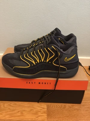 KD 18 rain man  - KD 18 rain man bra skick andvänd i 3 och en halv månader ny pris 1800. Storlek 41. Pris kan diskuteras 