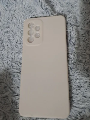 Beige mobilskal i silikon - Snyggt beige mobilskal i mjukt silikonmaterial med plats för fem kameralinser. Skalets design är enkel och stilren, perfekt för dig som vill ha ett diskret skydd till mobilen. Passar dig som gillar minimalistisk look och vill ha ett skal som känns skönt i handen.