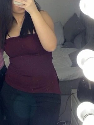 Vinröd tubtopp från Zalando - Säljer en vinröd axelbandslös tubtopp från Zalando. Toppen har en enkel och tight passform som sitter snyggt på kroppen. Perfekt att matcha med jeans, kostymbyxor eller kjol. 