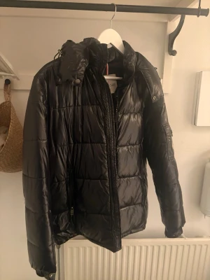 Monclear jacka - Säljer nu min monclear jacka då den inte kommer till användning för har köpt en ny jacka. Den är i storlek 1 vilket motsvarade S. Pris kan diskuteras!