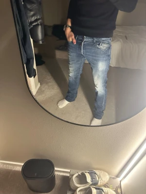 Replay Waitom  - Säljer nu mina replay waitom jeans. Modellen är 177 och väger 65kg. Inga defekter då de är använda ett fåtal gånger. Jeansen är uppsydda längst ner för att få en coolare och mer avslappnad look. Hör av er vid funderingar byten elr 600kr, mvh Melwin🙌☺️