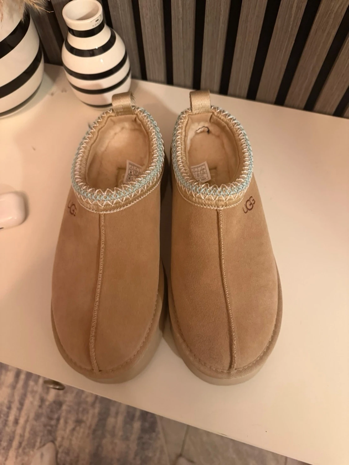 Beige UGG tofflor med fårfoder - 3