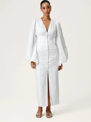 Vit långklänning med puffärm - Adoore klänning, bara använd en gång! Den är utsydd i midjan så den passar mig som är xs/s då den egentligen var en xxs! 