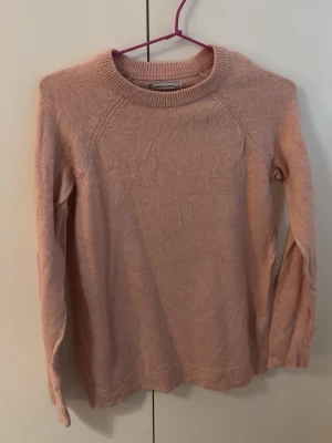 Ljusrosa stickad tröja - Söt stickad tröja från Cubus, knappt använd. Står lambwool blend antar att de är garnet. Den är lite längre , så passar om man är lång eller om man vill ha en oversized tröja. Tröjan är i barnstorlek men motsvarar S, passar nog XS och M även