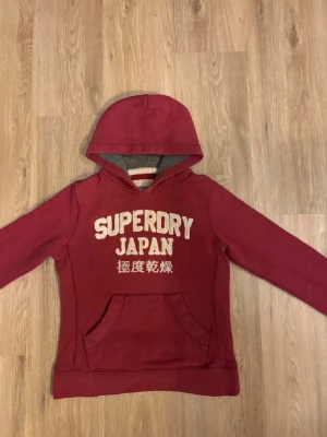 Superdry hoodie  - Tja, säljer denna snygga Superdry hoodien i mycket bra skick. Storleken är S men sitter mer som XS och passar perfekt för dig som är en och 165 till en 170 cm lång! Modellen på bilden är 170. Mitt pris är 399, men kan givetsvis diskuteras vid snabb affär! Mått Längd: 55 cm Bred: 42 cm. Hör av er vid frågor🙌