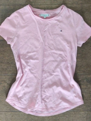 Rosa t-shirt - Rosa t-shirt i stl 164. Bra skick, inte mycket använd.