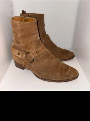 Saint Laurent skor - Snygga bruna Wyatt Saint Laurent Chelsea boots i storlek 42 väldigt unika och exklusiva svåra att få tag på kan byta kom privat för fler frågor och funderingar