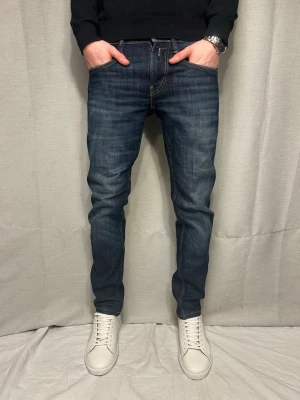 Mörkblå replay jeans - Säljer ett par mörkblå replay jeans. Storleken W29 L34 (men funkar även för 32 i längd) Modellen är 183 cm i väger ca 70 kg. Skriv vid minsta fundering. 