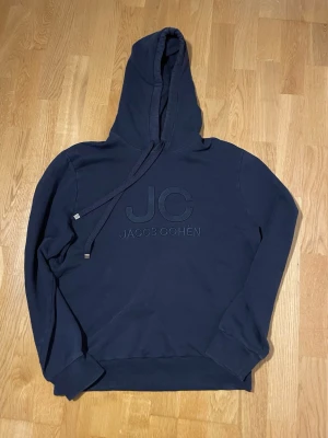 Mörkblå hoodie från Jacob Cohën - Säljer en fet Jacob Cohen hooide i size M, väldigt bra skick!😊